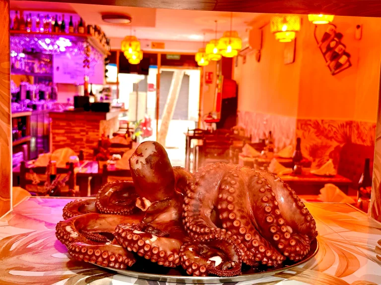 Pulpo entero cocido presentado en una bandeja en el comedor de Tastari